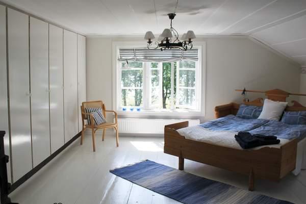 Schlafzimmer mit Doppelbett und großem Schrank title=