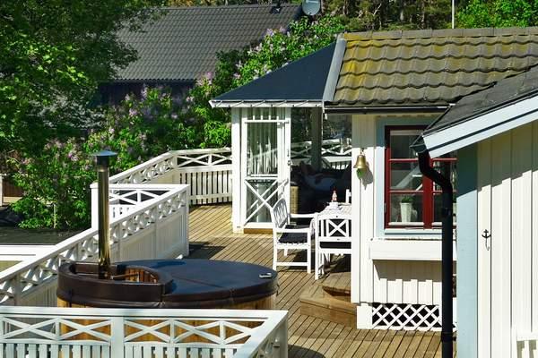 Terrasse mit holzbefeuerten Whirlpool title=
