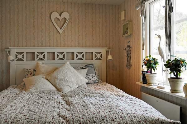 Schlafzimmer mit Doppelbett title=